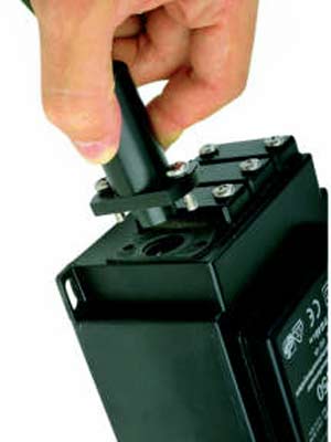 Unterwassertrafo mit Hand 