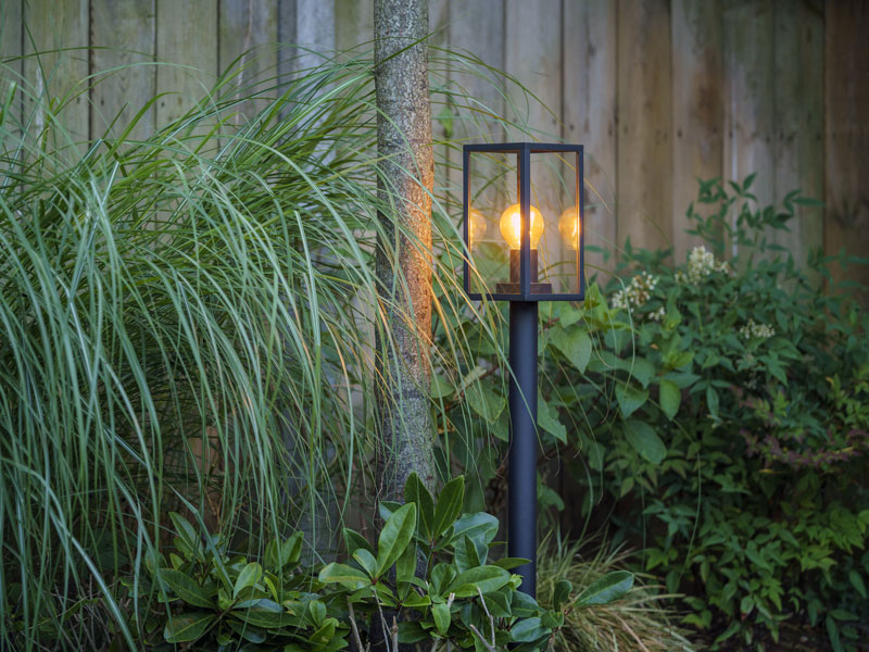 Limosa Gartenleuchte im Beet Limosa Gartenleuchte im Beet mit Gräsern und Sträuchern