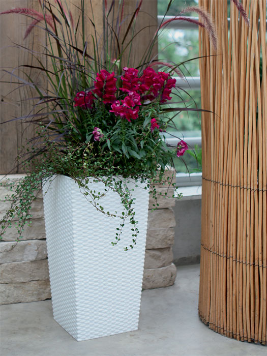 Weisser Pflanzkuebel Rato Square bepflanzt