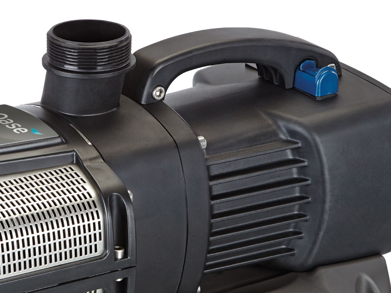 Nahaufnahme Anschluss und Griff der Aquarius ECO Expert 36000 von OASE