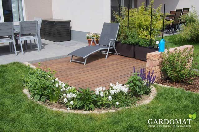 Terrassenbeet mit Kräuterpflanzen Kleines Terrassenbeet mit Kraeuterpflanzen