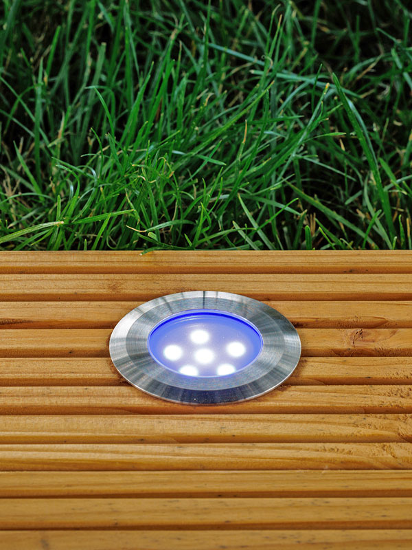 Eingebaute Leuchte Sirius Blue Eingebaute Leuchte Sirius Blue auf einer Holz-Terrasse