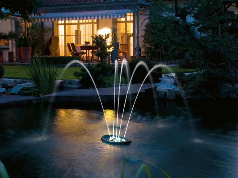 Wasserspiel Water Starlet bei Nacht im Gartenteich