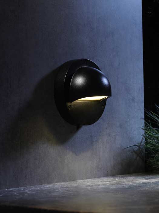 Wandleuchte Deimos als Wegbeleuchtung an der Hauswand