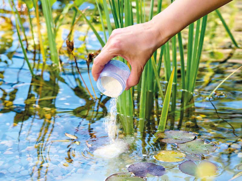 AquaActiv SediFree Ausbringung mit der Dosierkappe
