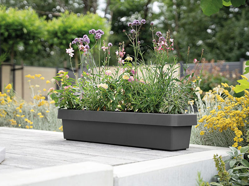 Blumenkasten Viva mit 80cm Groesse auf einer Terrasse