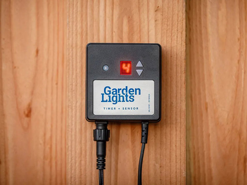 Timer mit Sensor an Holzwand montiert