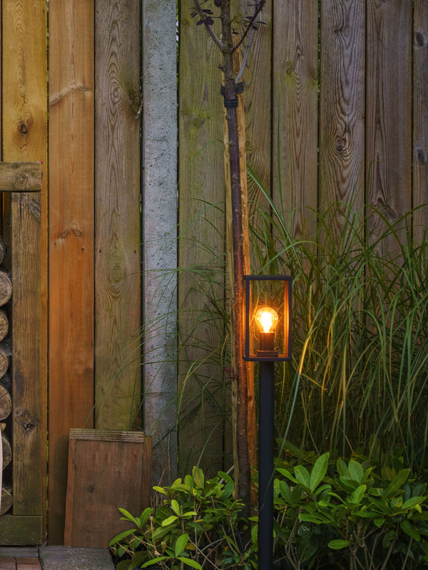 Gartenleuchte Limosa Gartenleuchte Limosa vor einer Holzwand