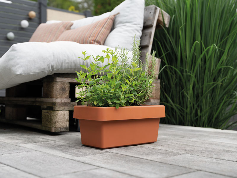 Blumenkasten Viva mit 40cm Groesse auf einer Terrasse