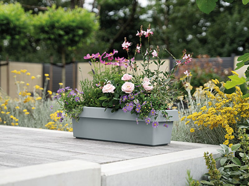 Blumenkasten Viva mit 60cm Groesse auf einer Terrasse