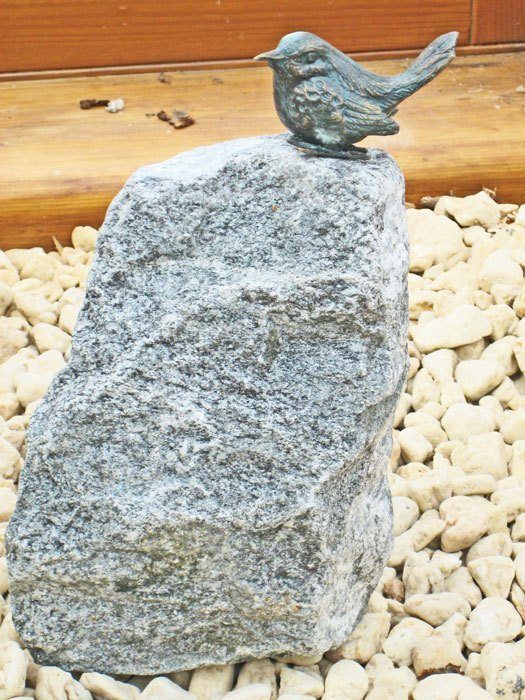 Bronzefigur Vogel auf Schwarzwald Granitsäule (Art.991306)