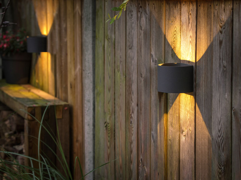 Zwei Wandleuchten Goura an einer Holzwand montiert