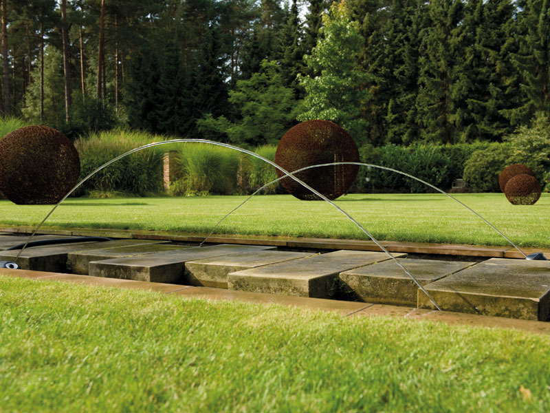 Wasserspiel Water Jet Lightning in einem Gartenteich installiert