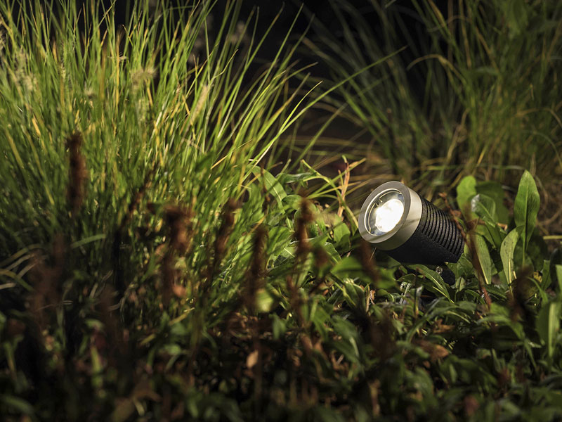Spotleuchte Arcus bei Nacht im Garten Spotleuchte Arcus bei Nacht im Garten