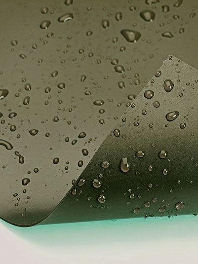 Schwarze PVC-Teichfolie in Olivgruen