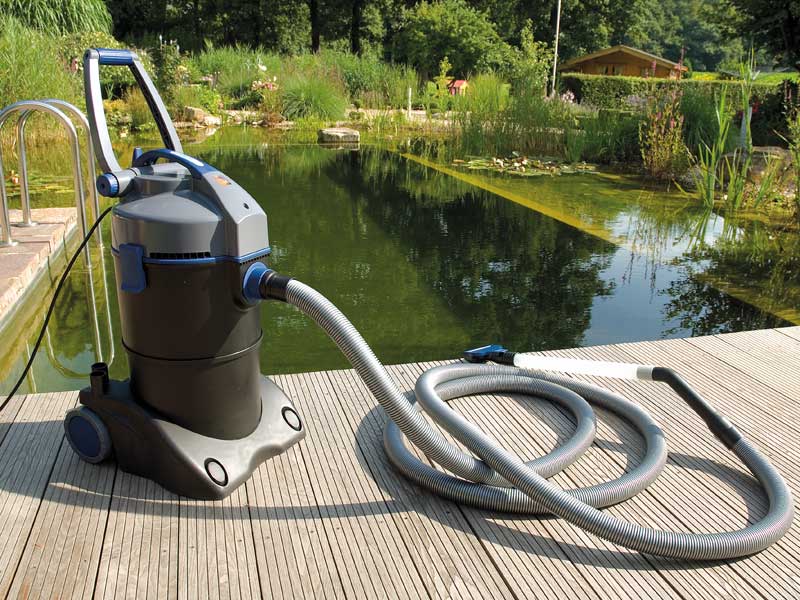 PondoVac 4 an einem idyllischen Schwimmteich