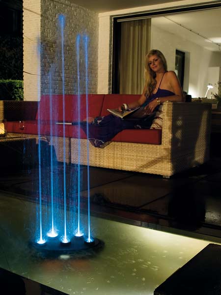 Beleuchtetes Water Quintet bei Nacht auf einer Terrasse