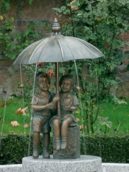 bronzefigur-schirmpaerchen