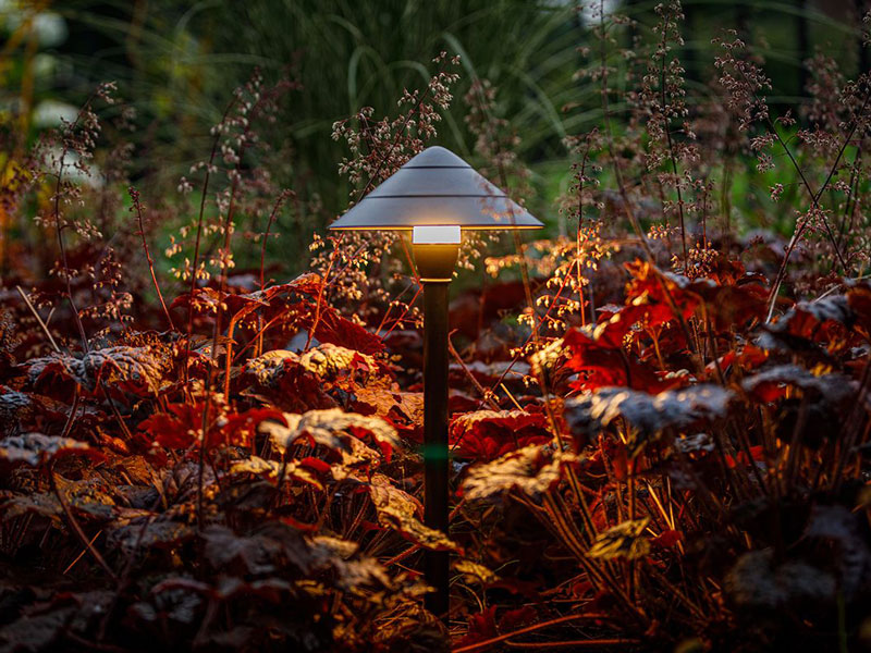Gartenleuchte Ceto in der Dämmerung über Stauden Gartenleuchte Ceto von Garden Lights