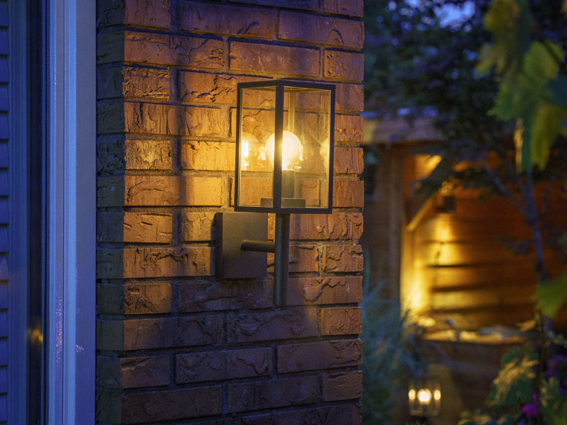 Celata Wandleuchte an einer Hauswand