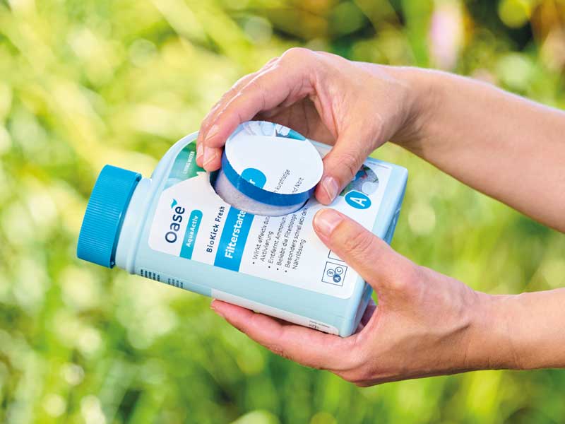 Dose mit Mikrokulturen wird aus dem AquaActiv BioKick Fresh genommen