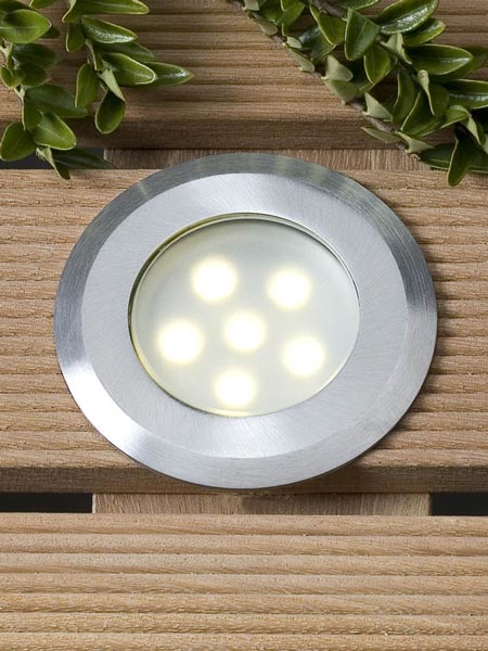 Eingebaute Leuchte Sirius Warmweiß auf Holz Eingebaute Leuchte Sirius in Warmweiss auf einer Holz-Terrasse