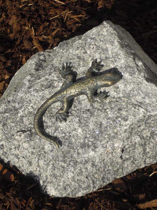 Bronzefigur Eidechse auf Schwarzwald-Granit (Art.991332)