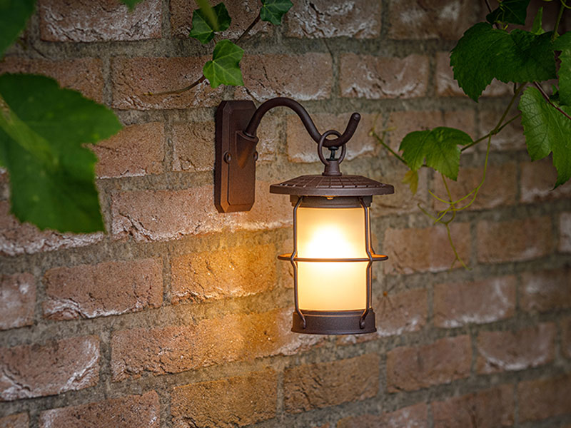 Wandleuchte Callisto an einer Steinwand