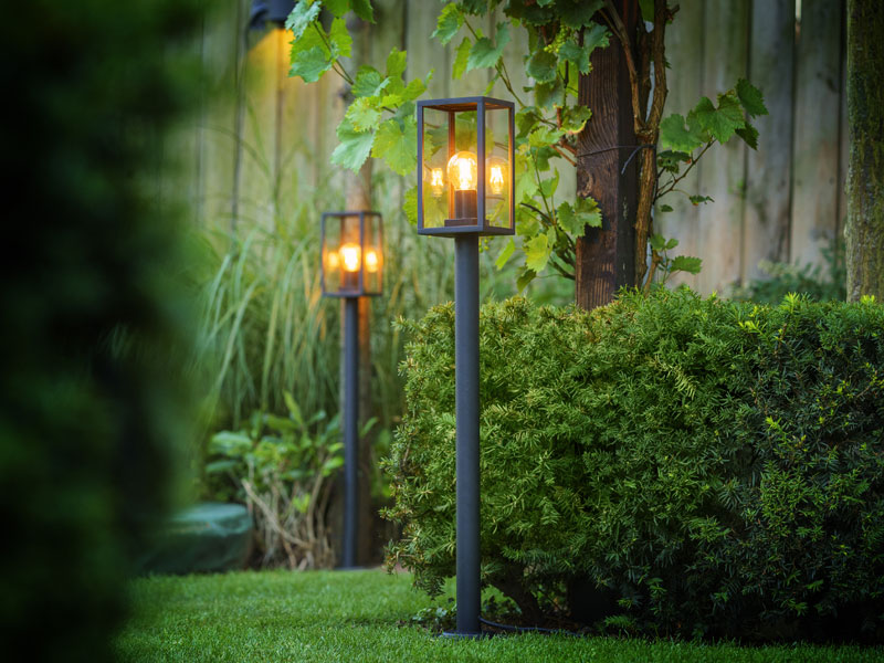 Gartenleuchten Limosa mit einer Holzwand im Hintergrund  Gartenleuchten Limosa mit einer Holzwand im Hintergrund