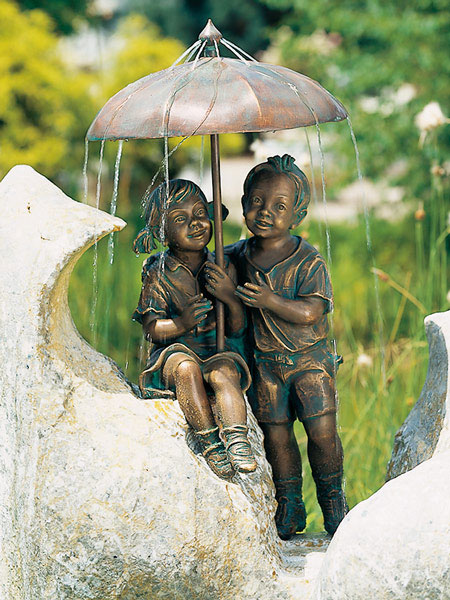 bronze-regenschirm-paar Bronzefigur Regenschirm-Kapriolen (Art.Nr. 88376)