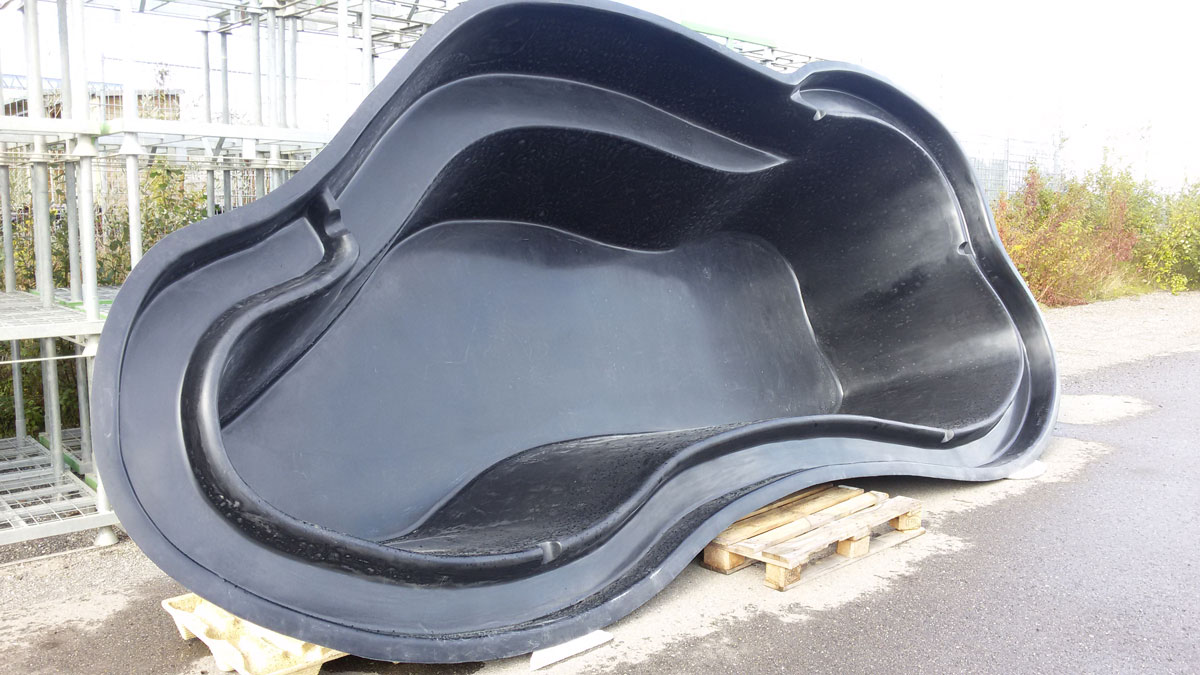 Seitliche Ansicht eines GFK Teichbecken T13000