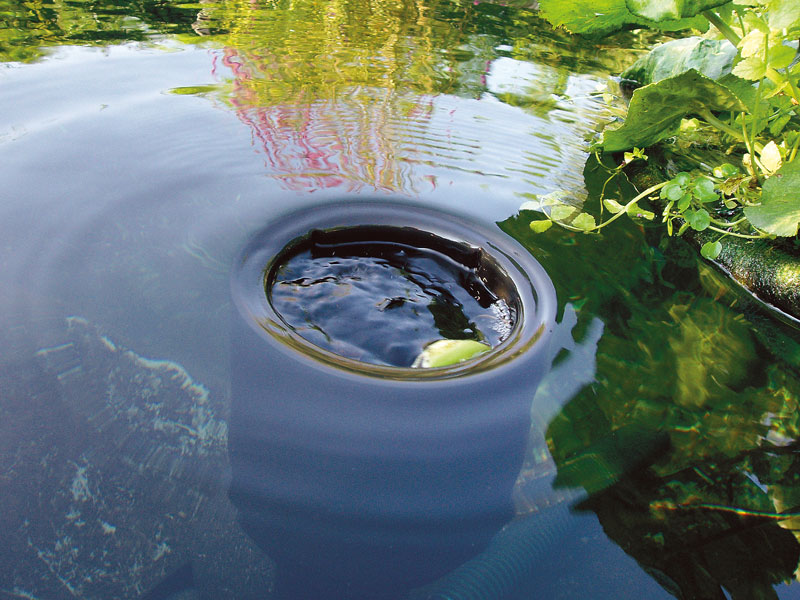 Nahaufnahme eines AquaSkim 40 im Teich