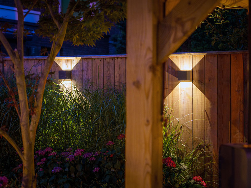 Mehrere Wandleuchten Mauri am Holzzaun