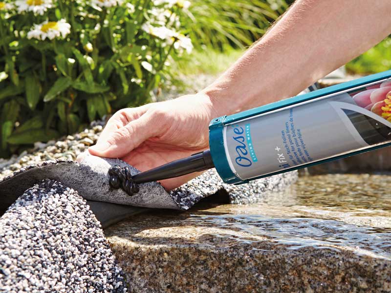 Steinfolie wird mit einem Kleber verklebt