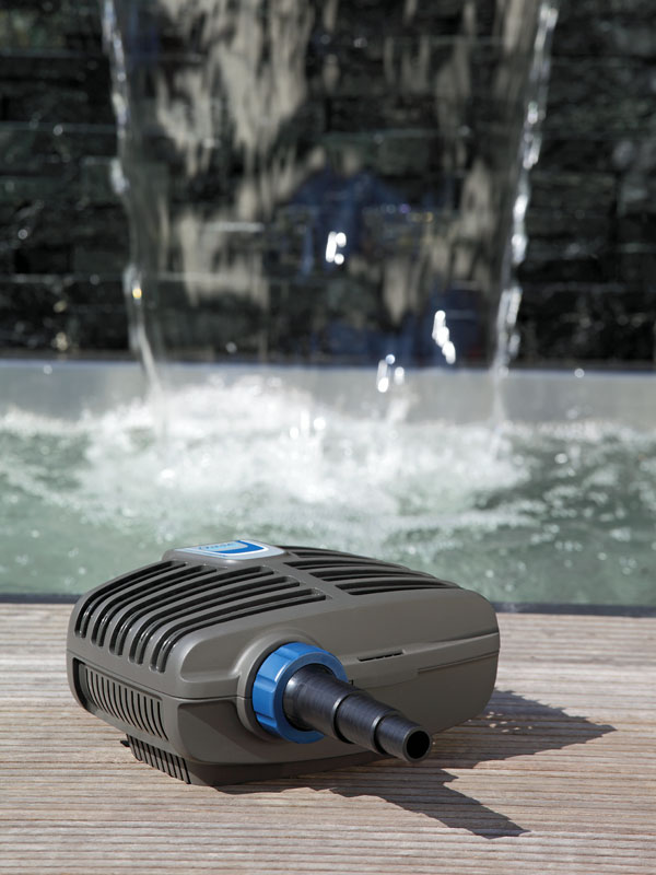 Teichpumpe AquaMax ECO Classic 3500 E vor einem Wasserfall