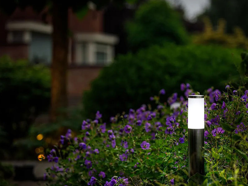 Gartenleuchte Silia in einer Hofeinfahrt Gartenleuchte Silia in einer Hofeinfahrt