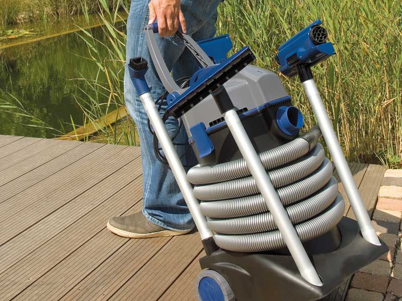 PondoVac beim Transport im Garten