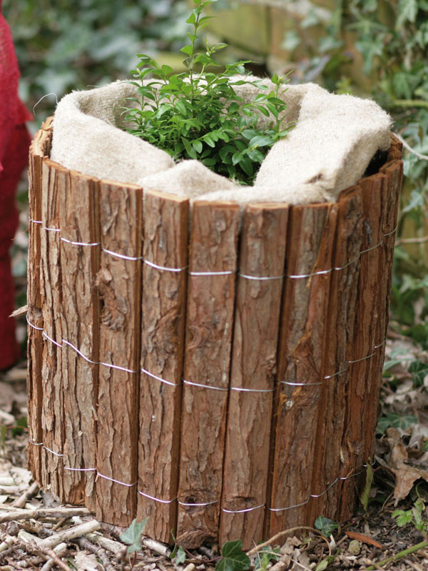 Winterschutzmatte Tirol an einer Gartenpflanze