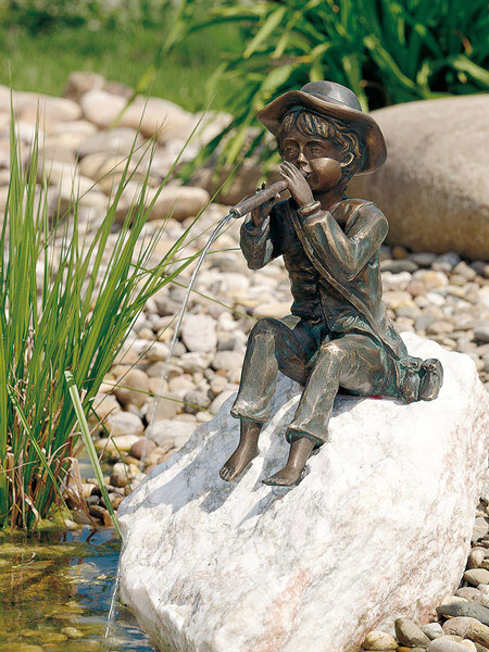bronzefigur-toni Bronzefigur Toni auf Rosario-Findling (Art.Nr. 88137.1)