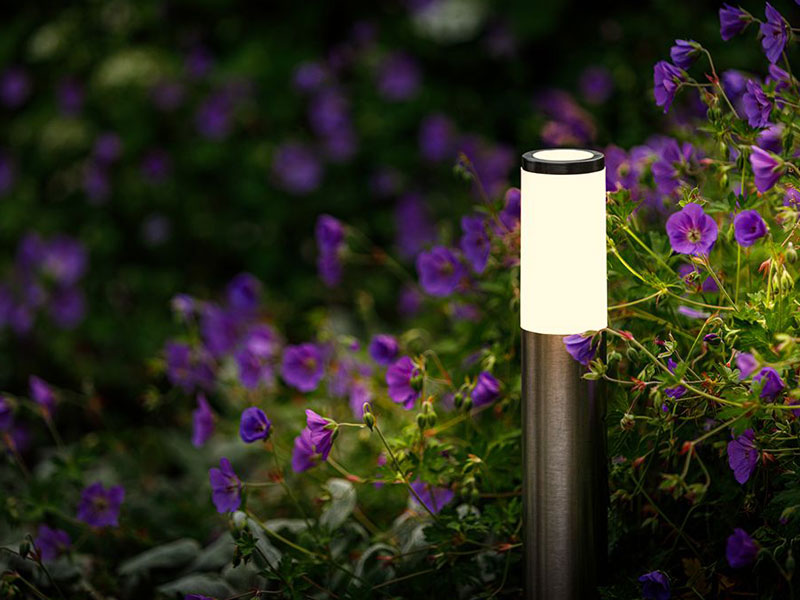 Lunia Gartenleuchte im Staudenbeet Lunia Gartenleuchte im Staudenbeet