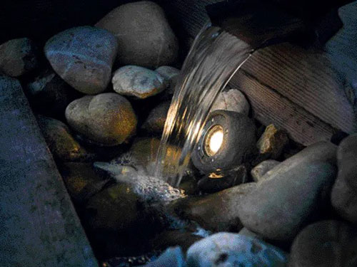 Spotstrahler Lapis hinter einem Wasserfall Spotstrahler Lapis hinter dem Wasserfall eines Bachlaufs