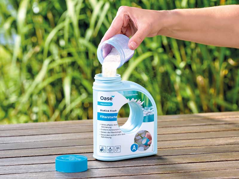 Die Trockenkulturen werden in das AquaActiv BioKick Fresh geschuettet und aktiviert