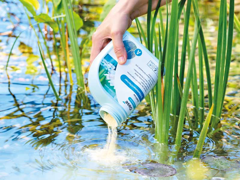 AquaActiv SediFree kann direkt aus der Flasche in den Teich gegeben werden