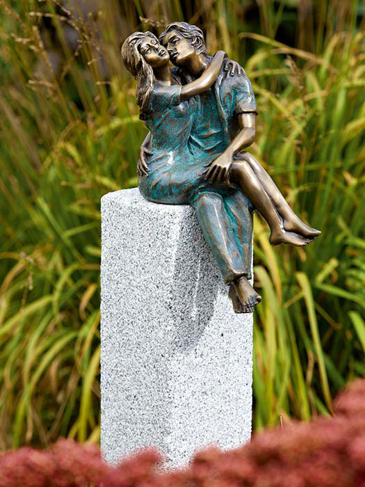 junges-glueck-auf-granit Bronzefigur Junges Glück auf Granitstele (Art.Nr.88598)