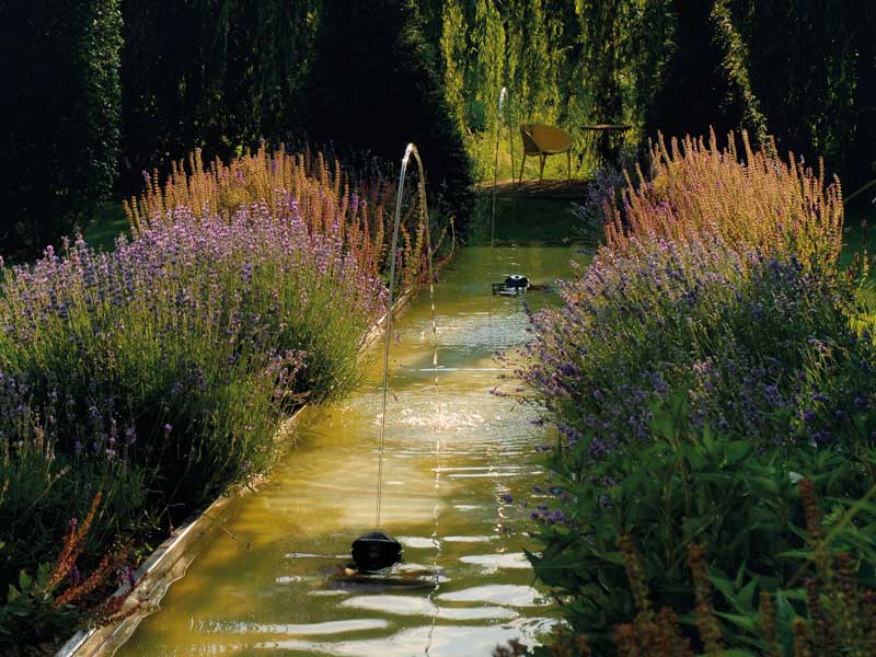 Water Jet Lightning im Betrieb in einem Gartenteich