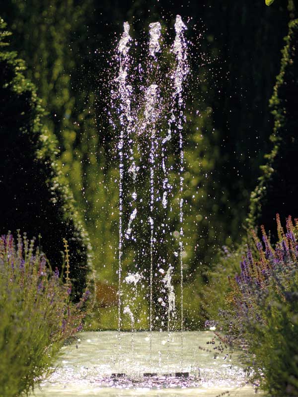 Frontalansicht des Wasserspiels Water Quintet