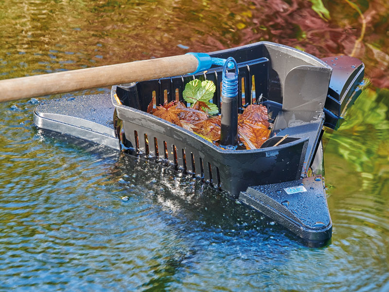 OASE SwimSkim 50 Leerung des Skimmerkorbes mit Hilfe einer Verlängerung