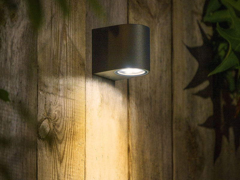 Wandleuchte Gilvus an Holzwand