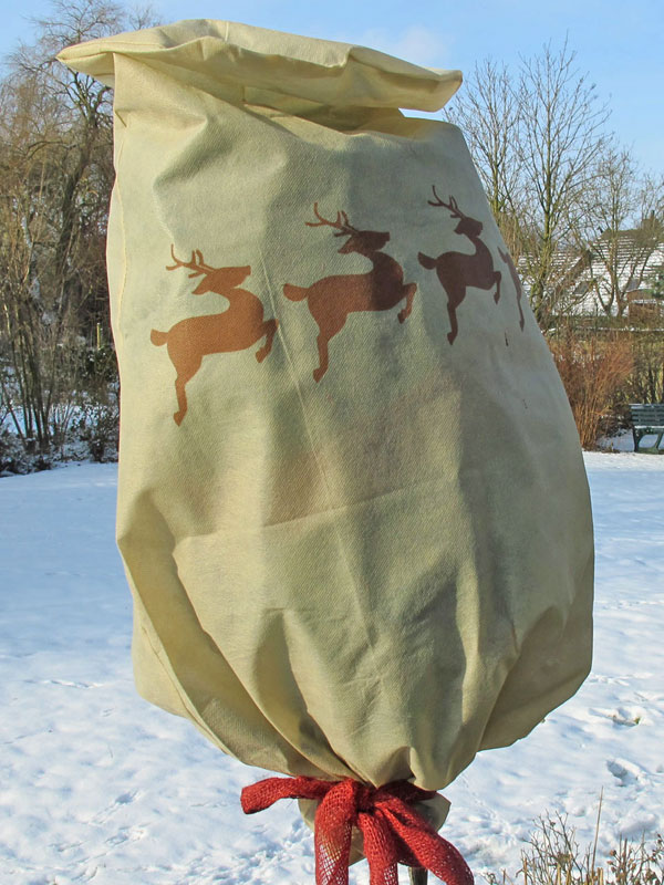 Winterschutz-Vlieshaube Rentier im Garten