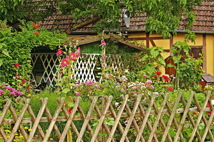 Bauerngarten mit Gartenlaube Bauerngarten mit Gartenlaube